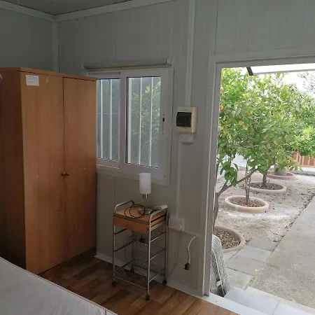 Appartement Entire Prefabricated Garden Flat 1350m From Beach *
